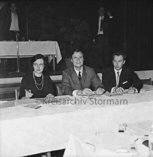 FDP: Deutsche Jungdemokraten: Oldesloer Hof: Saal: Versammlung der Jugendorganisation: Landesvorsitzender Wolfgang Schuchardt, Geschäftsführerin Ingeborg Lademann und Landes-FDP-Mitglied Jens Ruge an Tisch: dahinter auf Bühne zwei Männer und Tisch