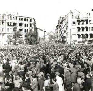 Berlin (West). Kundgebung "Für Freiheit und Demokratie" vor dem Rathaus Schöneberg