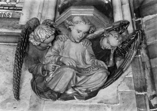 Apostel Jakobus Minor — Konsole: Chorknabe mit zwei Engeln
