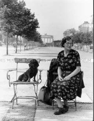 Frau mit Hund Unter den Linden