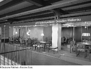 Ausstellungskojen mit Speisezimmermöbeln des VEB Möbelkombinat Dresden-Hellerau