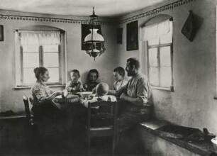 Erzgebirgische Häuslerfamilie bei der Mahlzeit