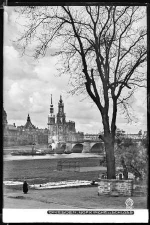 Dresden, Blick vom Neustädter Elbufer auf Schloss und Katholische Hofkirche