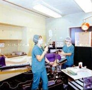 Medizinische Versorgung eines Patienten im Operationssaal der Charité in Berlin (Ost)