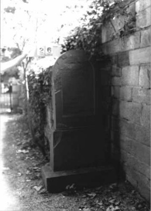 Grabstein 26 [Hahn S. 80 Grab-Nr. 1594]