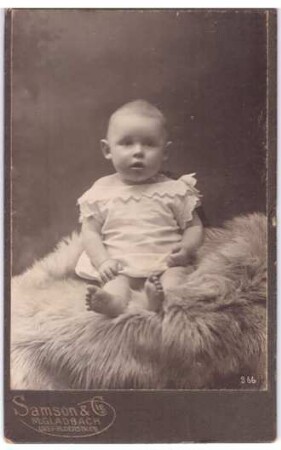 Foto Baby im Hemd auf einem Fell