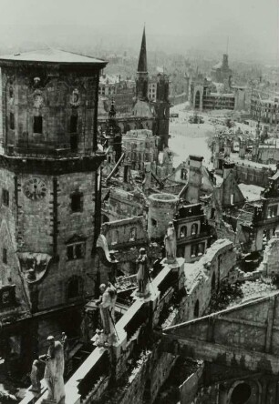 Dresden. Blick vom Turm der Katholischen Hofkirche nach Südwesten über die Trümmer der Stadt - Schlossturm, Sophienkirche, Postplatz