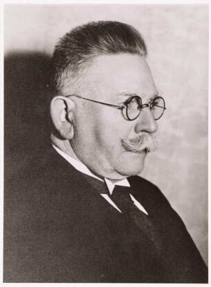 Alfred Hugenberg, Reichsminister für Wirtschaft und Ernährung im 1. Kabinett Hitler, Politiker, Unternehmer