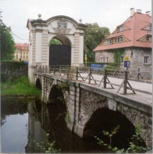 Zgorzelec-Radomierzyce (Radmeritz). Schloss Joachimstein (Pałac Radomierzyce). Torbau mit Brücke über den Schlossgraben