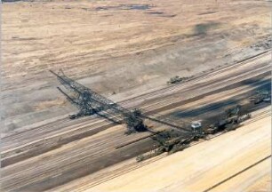 Mitteldeutsches Braunkohlerevier. Tagebau Zwenkau, Abraumförderbrücke. Luftbild-Schrägaufnahme