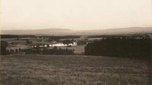 Vogtland. Blick von der Staatsstrasse Adorf - Eger bei Schönberg nach dem Steilabfall des Erzgebirges. Rechts der Kaiserwald, in der Mitte der große Teich vom Gut Schönberg