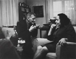 Lea Grundig : Professorin Lea Grundig (1906-1977) in ihrer Wohnung im Gespräch mit einem Arbeiter