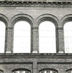 Cottbus. Realschule, Bahnhofstraße 11/Ecke August-Bebel-Straße. 1890, 1893 Erweiterungsbau. Fenstergalerie im Seitenrisalit (August-Bebel-Straße)