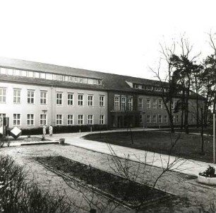 Cottbus, Käthe-Kollwitz-Straße 1-6. Hotelkomplex "Branitz", Wohngebäude (ehemalige Gendarmeriekaserne, um 1935)