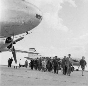 Leipzig-Mockau. Flughafen, Vorfeld. Passagiere eines Verkehrsflugzeuges der tschechoslowakischen Fluggesellschaft CSA auf dem Weg zum Abfertigungsgebäude