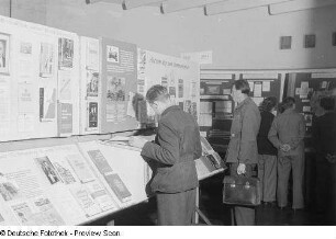 Ausstellungsbesucher vor Schautafeln