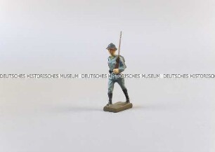 Massefigur: Französischer Soldat (Heer/Infanterie) marschierend, Gewehr über, mit Tornister
