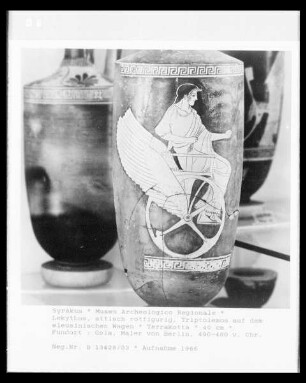 Lekythos, attisch rotfigurig, Triptolemos auf dem eleusinischen Wagen