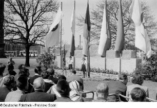 Einweihung des Ehrenmals der Friedensfahrt auf dem Johannisplatz in Leipzig