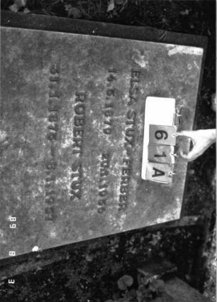 Grabstein 61 (Index: 100102163) Material: Sandstein, aufgesetzte Metallbuchstaben Zustand: gut Maße HxBxT: 176x90x18 cm Beschreibung: rechteckige Grabplatte Besonderheit: Doppelgrab für Eheleute: Grabstein 61A