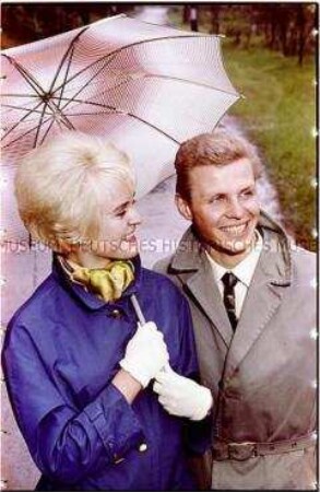 Junges Paar mit Regenschirm
