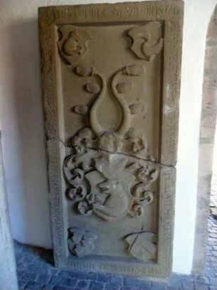 Stadtkirche - Grabstein mit Wappen-Hochrelief und Jahr 1550 sowie Umschrift