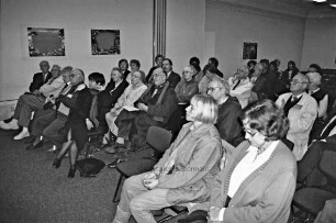 Ausstellungseröffnung "Mauer des Schweigens abtragen. Zwangsarbeiter/innen, Kriegsgefangene in Stormarn 1940-1947" in Reinbek: Publikum