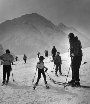 Winterbilder. Skiläufer im Gebirge