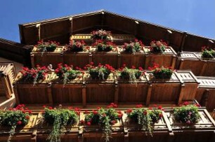Sankt Wolfgang - Hotelbau : Landestypischer Hotelbau in der Ortsmitte von Sankt Wolfgang, aufgenommen 2008
