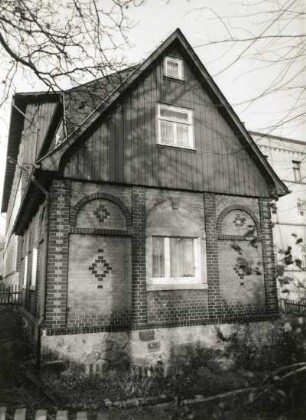 Deutschneudorf, Talstraße 38. Wohnhaus mit Einfriedung. Giebelseite