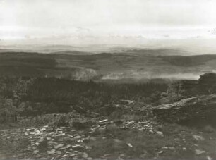 Elstergebirge. Gipfelklippen (quarzitische Grauwacke) des Hohen Steins. Blick über den Kamm bei Landwüst nach Südwesten
