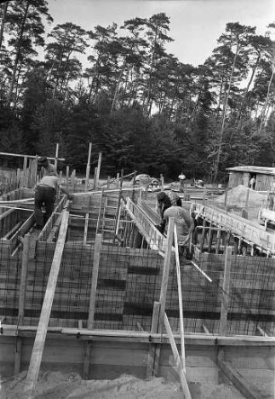 Bau des Schalthauses für den Atomreaktor bei Leopoldshafen.