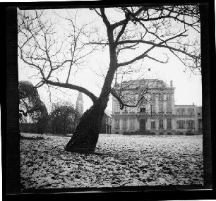 Phalempin (Dep. Nord, Frankreich): Villa ("Kanzlei des Generalkommandos in Phalempin") in einer Parkanlage, im Hintergrund die Kirche [Saint-Christophe], im Vordergrund Baum vor einer verschneiten Wiese(Vorderansicht, Distanzaufnahme)