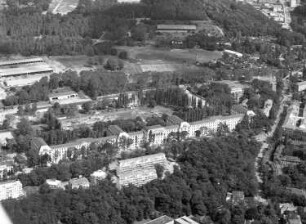 Dresden-Neustadt. Stauffenbergallee und Radeberger Straße. Blick über das Gebäude der Landesdirektion Sachsen (Stauffenbergallee 2). Luftbild-Schrägaufnahme nach Norden