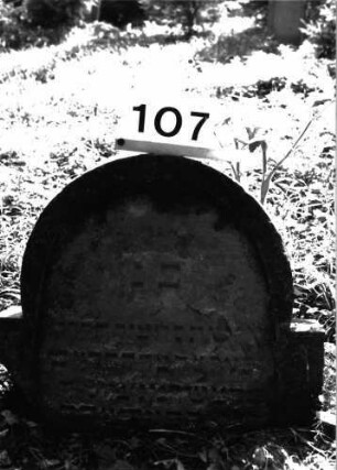 Grabstein 107 (Index: 99897310) Zustand: stark verwittert: Grabstein 107
