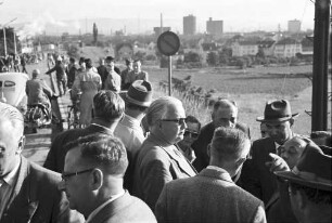 Weil am Rhein: Verkehrsminister Seebohm im Gesräch mit Journalisten auf der Friedlinger Brücke