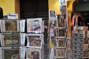 Malaga - Picasso-Museum : Vor dem Picasso-Museum werden Drucke von Bildern des Malers angeboten. Aufgenommen in Malaga am 10. Oktober 2009