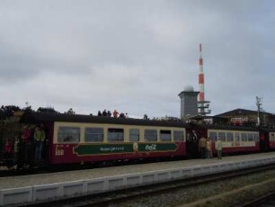 Brockenbahn - Bahnhof Brocken : Das Schienennetz der Harzer Schmalspurbahn ist 104 km lang. Züge fahren auch auf den 1142 m hohen Brockengipfel. Aufgenommen am 11. September 2010