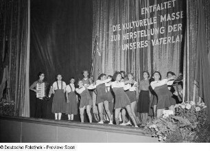 Auftritt eines FDJ-Ensembles
