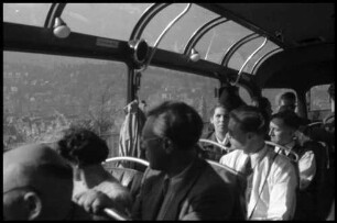 Stuttgart: Fahrgäste im Autobus, Blick auf Stuttgart