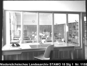 Staatsarchiv Wolfenbüttel Enthält: Blick vom Aufsichtsraum ("Glaskasten") in den Benutzersaal [um 1956]