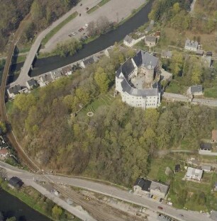 Scharfenstein. Burgberg mit Burg (Gründung 2. H. 12. Jh.). Blick über die Zschopau mit Eisenbahn- und Straßenbrücke. Luftbild-Schrägaufnahme von Südsüdwesten