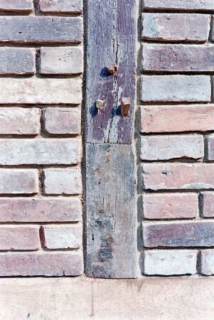 Hoisbüttel: Lübecker Straße (18): Fachwerkhaus mit Reetdach: Restaurierung: Gerüst, Detailaufnahme: Schwellbalken, Verbindung an Ständer mit Holznägeln, Ausmauerung