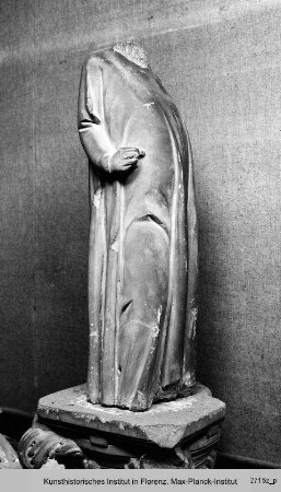 Männliche Statue mit Handschuhen in der linken Hand - Heiliger Bartholomäus?