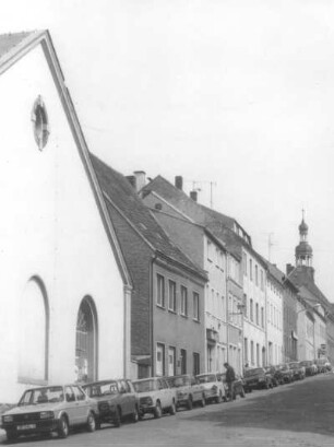 Marienberg, Erzgebirge. Wolkensteiner Straße mit Exerzier- und Reithalle der Kaserne Marienberg, 1809