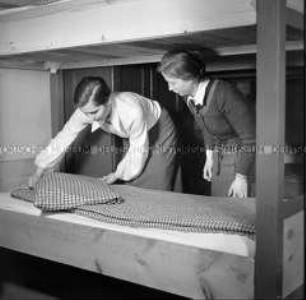 Einweisung beim Bettenmachen in einem Lager des Reichsarbeitsdienstes