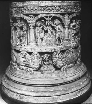 Freckenhorst, Stiftskirche St. Bonifatius, Taufstein, Taufe Christi, darunter: liegende Löwen