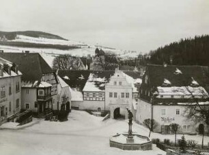 Lauenstein, Blick über den Marktplatz zum Torhaus des Schlosses