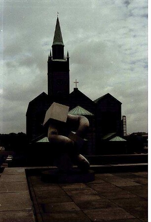 Berlin: Terrasse der Nationalgalerie; mit Kirche