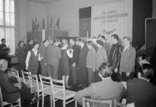 Feierstunde 15 Jahre DDR, Poln. Delegation, Sozial. Brigade Zimmerm., Aktivist Wl. Schmidt